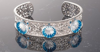 Jewel Kiriko のSarasaバングル カットピースは宝石のブルートパーズの色をオーダー。