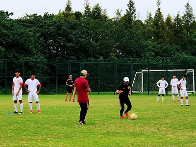 練習でも積極的に動いて教える清水監督