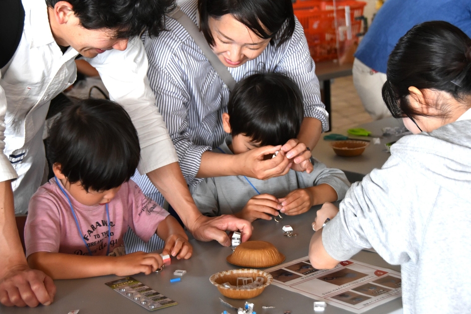 押すと光るキーホルダーを親子で作成