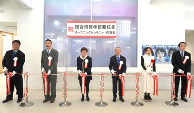 テープカットの様子(左から中鉢欣秀デジタルイノベーション学科長、金尾朗学長、坂東眞理子総長、山崎日出男理事長、永山祐子氏、木村琢磨データサイエンス学科長)