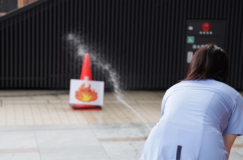 水消火器を使用した消火訓練の様子