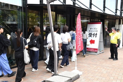 続々と入場