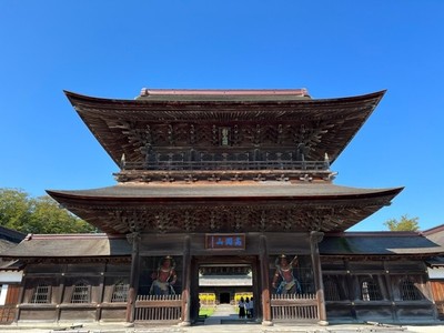 四百年余の時を湛える国宝瑞龍寺。 花、音、ガラスが呼応する、2日限りの共創芸術。