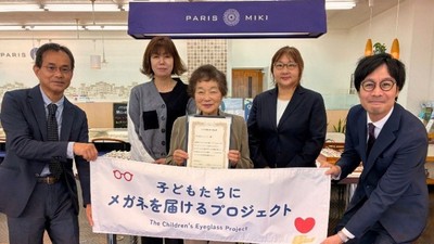 （写真左より）パリミキ徳力店 香月義和店長、ＮＰＯ法人いっしょに小田久美子様、ＮＰＯ法人いっしょに 理事長 小田 淑惠様、ＮＰＯ法人いっしょに近藤かおる様、パリミキ九州北、福岡、沖縄ブロックジェネラルマネージャー 岸本貴宏