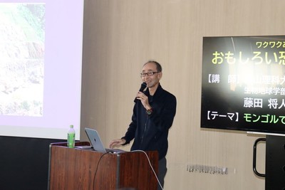 モンゴルの発掘現場の様子を紹介する藤田館長