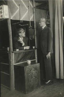 ボリス・リプニツキ《アトリエの藤田（自分を模したマネキンと）》1925年頃　シャーマン・コレクション（河村泳静氏所蔵／伊達市教育委員会寄託）