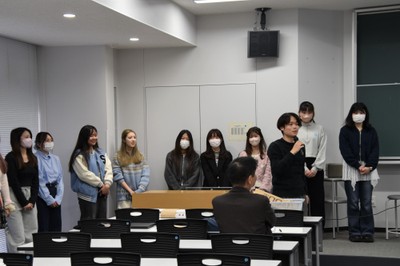 質問に答えるハワイ組の学生