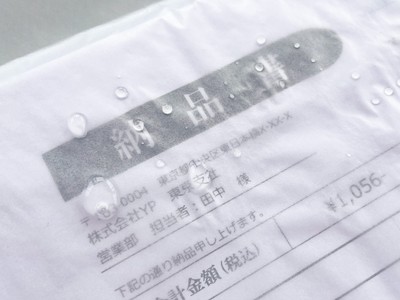 撥水ニス加工で水を弾いている様子