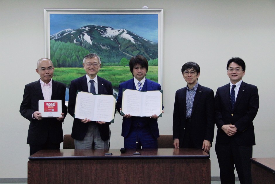 左から:籠地域連携センター長、徳永学長、殿木代表取締役、 柴崎副学長、渡邊副学長