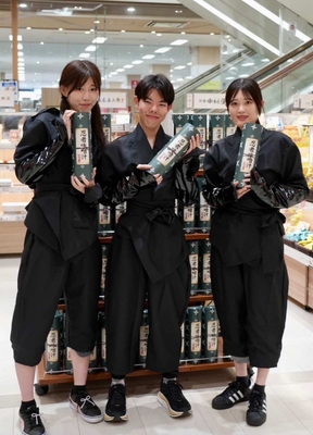 商品開発に携わった西川ゼミナールの学生たち