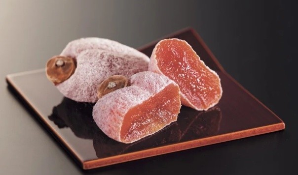 もっちりとした食感と口に広がる上品な甘さが特徴の高級和菓子 ビタミンA、食物繊維などの栄養素が豊富に含まれ、渋柿に含まれるタンニンは、 ポリフェノールの一種であることから、スーパーフードとしても注目を集めています。