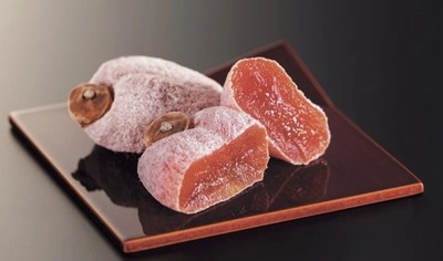 もっちりとした食感と口に広がる上品な甘さが特徴の高級和菓子 ビタミンA、食物繊維などの栄養素が豊富に含まれ、渋柿に含まれるタンニンは、 ポリフェノールの一種であることから、スーパーフードとしても注目を集めています。