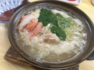 地元で人気の居酒屋で味わえるカニ雑すい（実際に提供されるメニューとは異なる可能性があります）