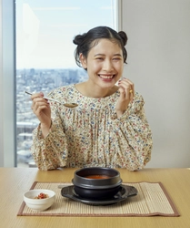 Qoo10 Presents「ドラマ観ながら、なに食べよ？」 前田 エマも大満足！「もうすごい香りが、食欲そそりますよね♪」 意外なアレンジも美味！お腹も心も満たすキムチチゲ