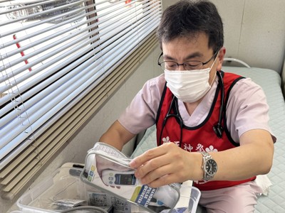 救護ボックスを確認する伊藤医師