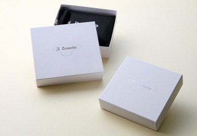 限定色「アンティークグリーン」のボックスは、ロゴがシルバー箔押しのフレッシュなホワイトカラー