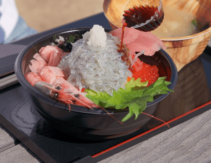 おさかな共和国えびす丸の生しらす丼 税込1,000円