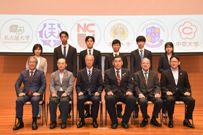 終了後の記念撮影。前列右から3人目が小原学長、後列右から3人目が社本さん