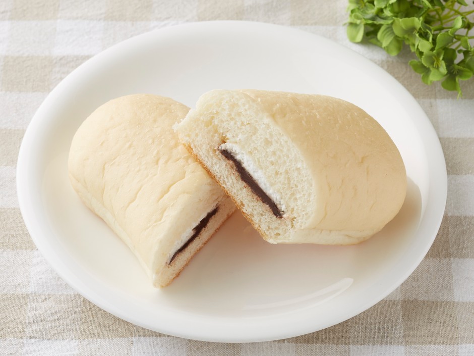 白いロールパン(チョコ&ホイップ)画像(画像はイメージです。)