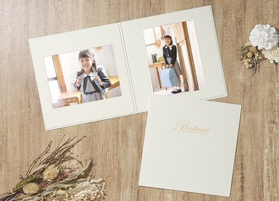 金箔押しが映える、シンプルなタテ・ヨコ兼用の写真台紙