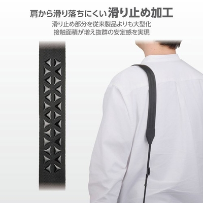 ストラップ背面には大型の滑り止め加工を施し、肩から滑り落ちにくく移動時も楽