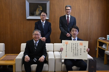 【名城大学】朝長昌一郎さんに論文博士（薬学）の学位記を授与