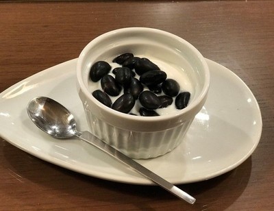 ヨーグルトの蒸し黒豆添え