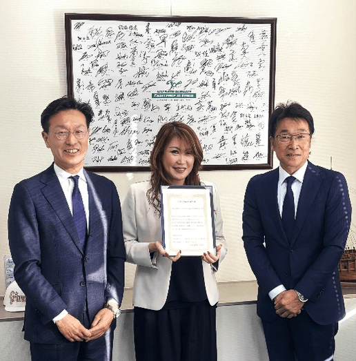 (写真左より) ●ムラタグループ :代表取締役社長 村田展隆 様 ●一般社団法人シングルマザーの幸せな生活研究所代表理事 柿木有紀 様 ●株式会社パリミキホールディングス 執行役員兼 株式会社クリエイトスリー 代表取締役社長 加山 雄治