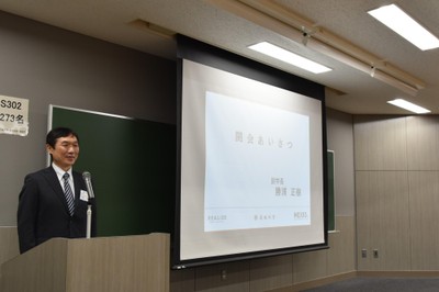 挨拶する勝浦副学長