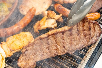 トングで返す厚切りの淡路牛