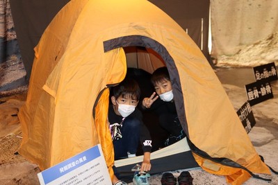 発掘現場のテントに潜り込んで現地の雰囲気も体験できました