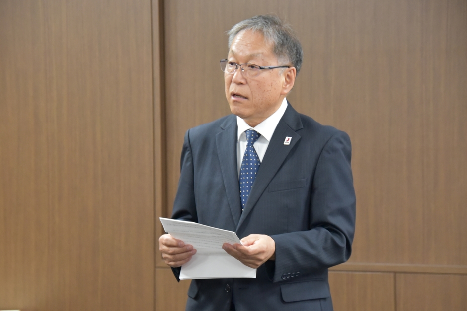 お祝いの言葉を述べる野口学長