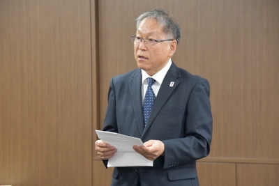 お祝いの言葉を述べる野口学長