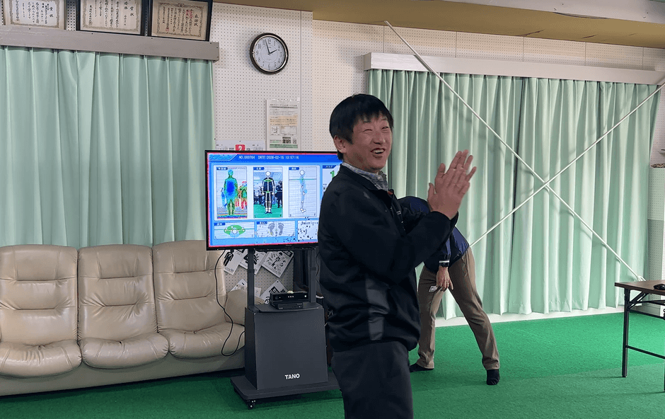 TANOの姿勢チェックを体験する日髙町長　１００点が出てご満悦の様子