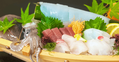活け〆あおりいかの濃厚な甘みとねっとりとした味わいを、姿造りで贅沢に。鮮魚と楽しむ秋の舟盛/一例