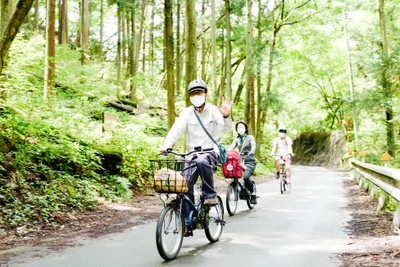わさび田までは電動アシスト付き自転車で。坂道もラクラク!