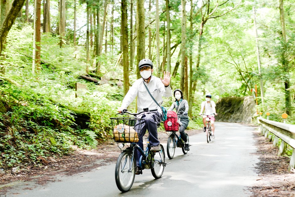 わさび田までは電動アシスト付き自転車で。坂道もラクラク!