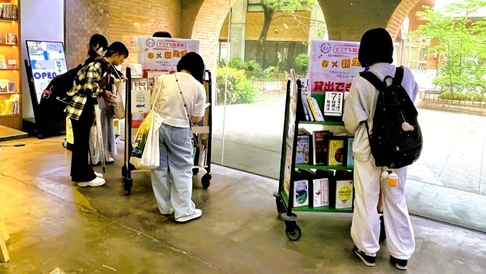 令和7年(2025年)4月に実施した「どこでも図書館」の様子