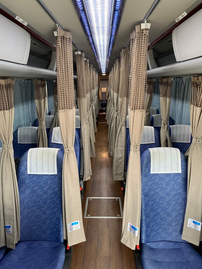 4列シートをカーテンで仕切った車内の様子