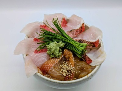 芽ネギ香る金目鯛食べ比べ丼 ~生・炙り・漬け~