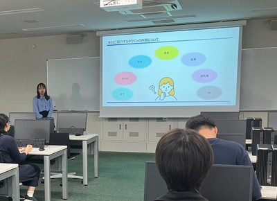 写真：弊社研究員による講義の様子