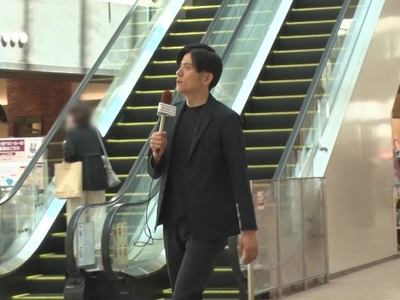 青木源太　街頭インタビューの様子(1)