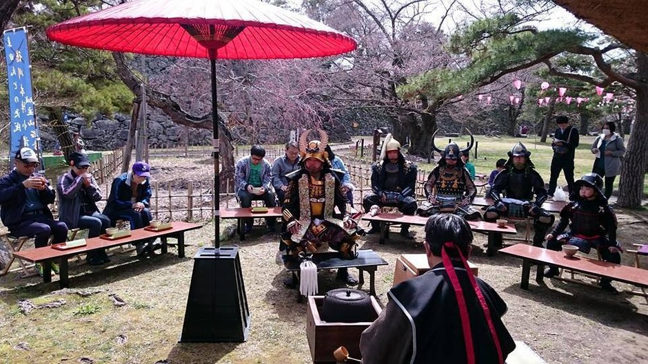 懐古園で開催される「甲冑 野点」