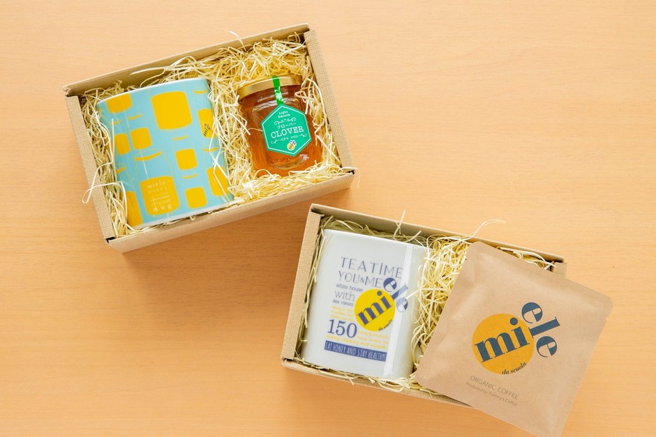 （上）「ミエレオリジナルマグカップ&蜂蜜セット」2,000円（税込）、（下）「ミエレオリジナルマグカップ&コーヒーセット」1,500円（税込）