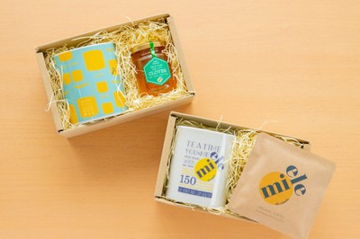 （上）「ミエレオリジナルマグカップ&蜂蜜セット」2,000円（税込）、（下）「ミエレオリジナルマグカップ&コーヒーセット」1,500円（税込）