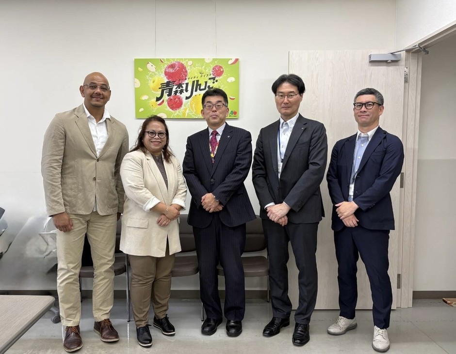 青森県庁での面会後の記念撮影。(写真左)マレーシア政府観光局 東京支局 副支局長 モハマド・ファミ・ノルディン、(写真左から2番目)日本支局長 シャリザ・アブドゥル・アジズ、(写真中央)青森県 観光交流推進部長 工藤泰正氏