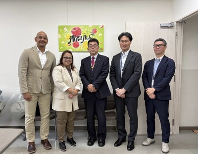 青森県庁での面会後の記念撮影。(写真左)マレーシア政府観光局 東京支局 副支局長 モハマド・ファミ・ノルディン、(写真左から2番目)日本支局長 シャリザ・アブドゥル・アジズ、(写真中央)青森県 観光交流推進部長 工藤泰正氏
