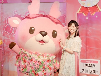 左）岩下の新生姜公式キャラクター・イワシカちゃん　右）岩下の新生姜イメージモデル・岡田奈々さん