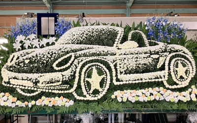 愛車を、約1,300本・10種類の花材で再現したオーダーメイド花祭壇