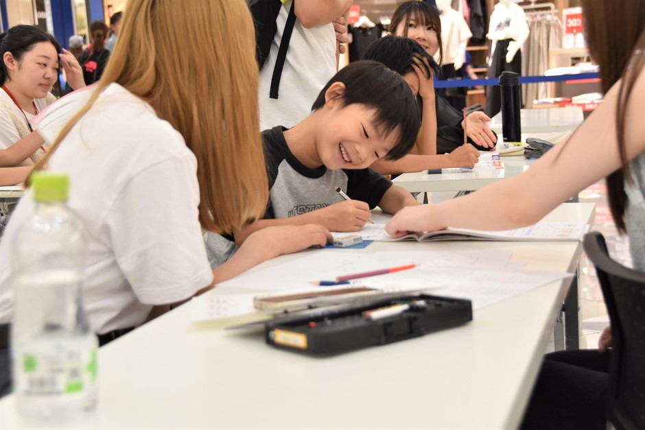 「あっ間違えた」と楽しく宿題に励む子供たち